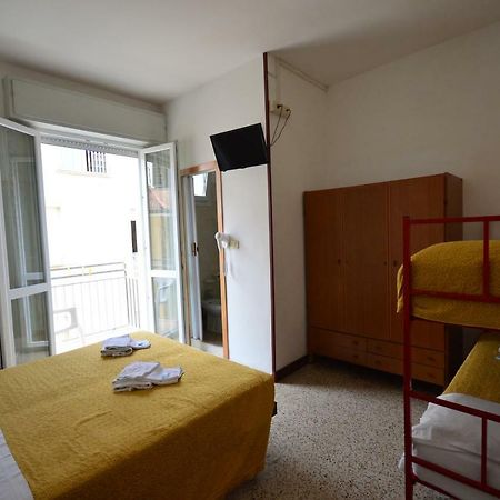 Hotel Moroni Римини Экстерьер фото