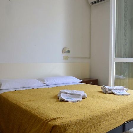 Hotel Moroni Римини Экстерьер фото