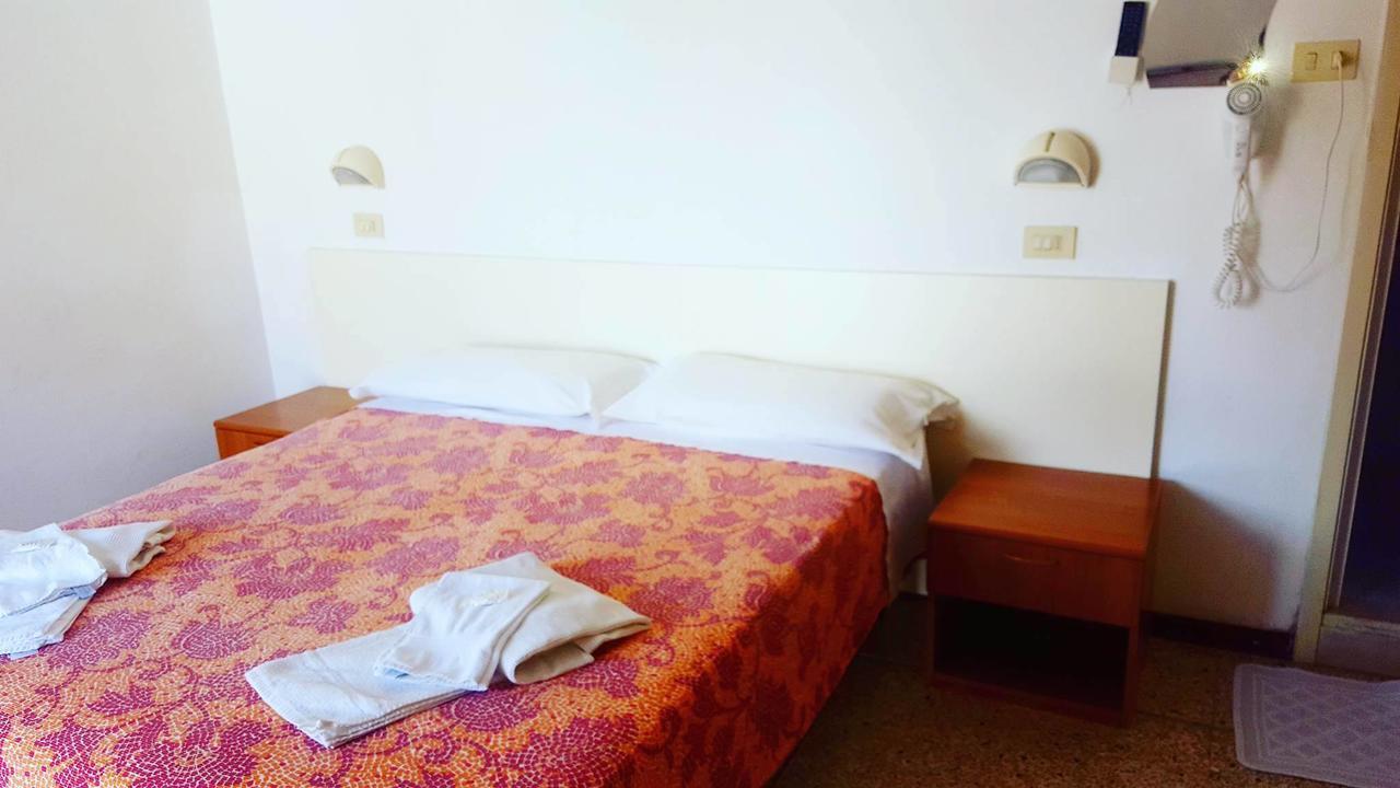 Hotel Moroni Римини Экстерьер фото