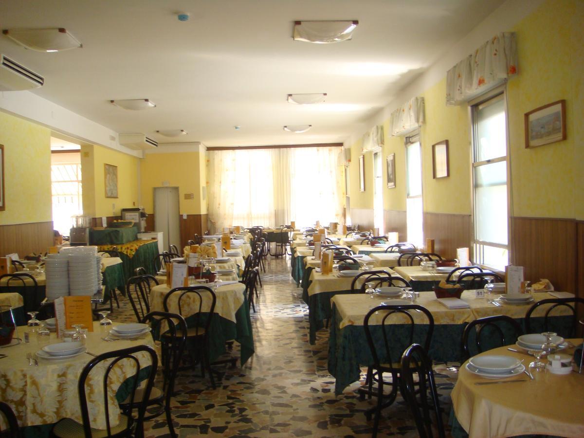 Hotel Moroni Римини Экстерьер фото