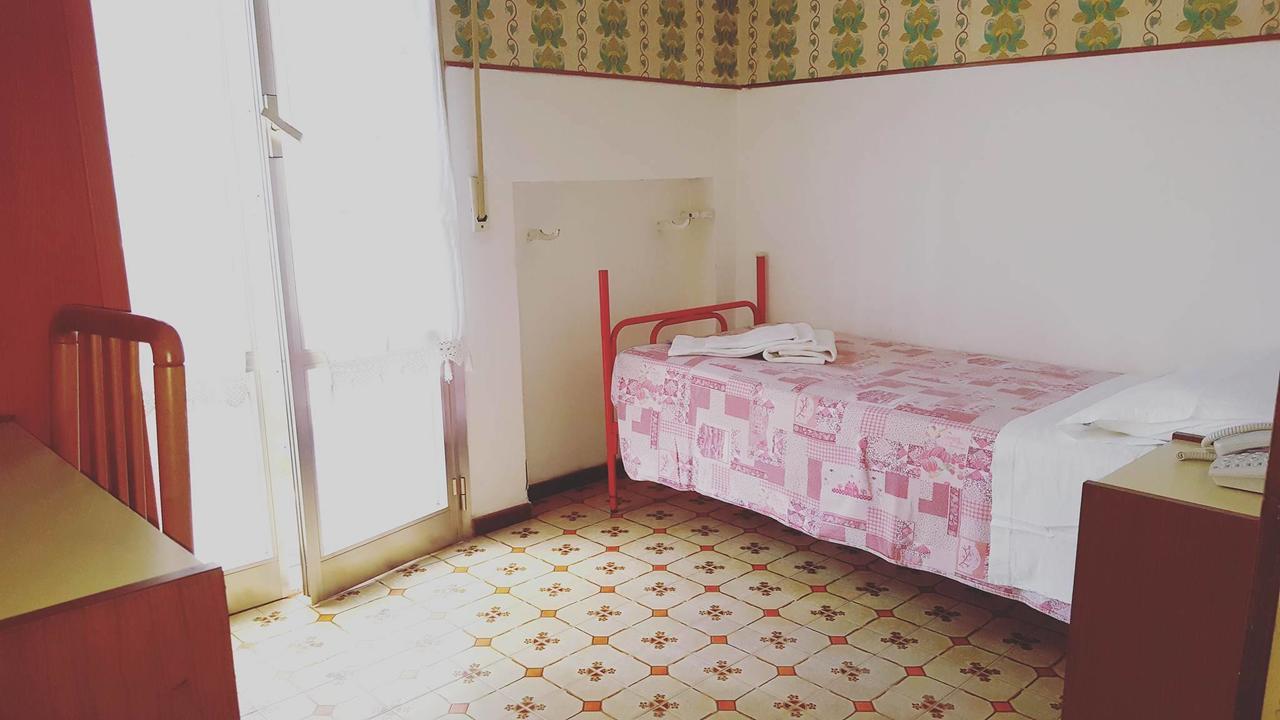 Hotel Moroni Римини Экстерьер фото