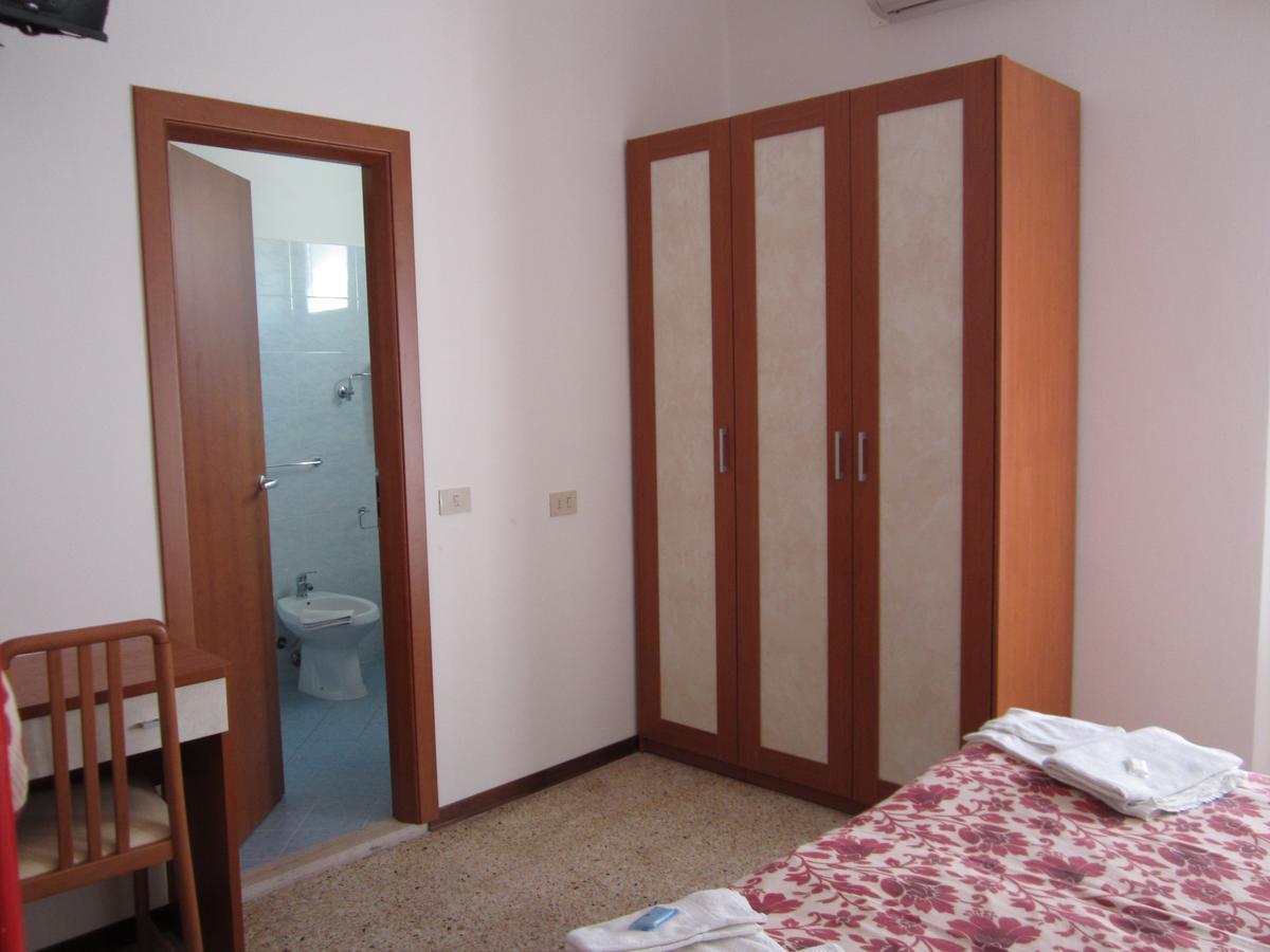 Hotel Moroni Римини Экстерьер фото