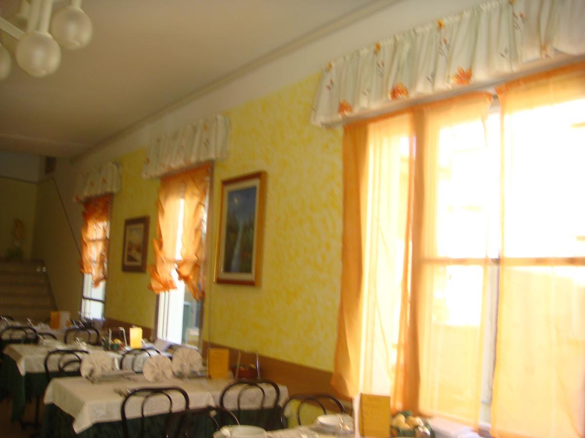 Hotel Moroni Римини Экстерьер фото