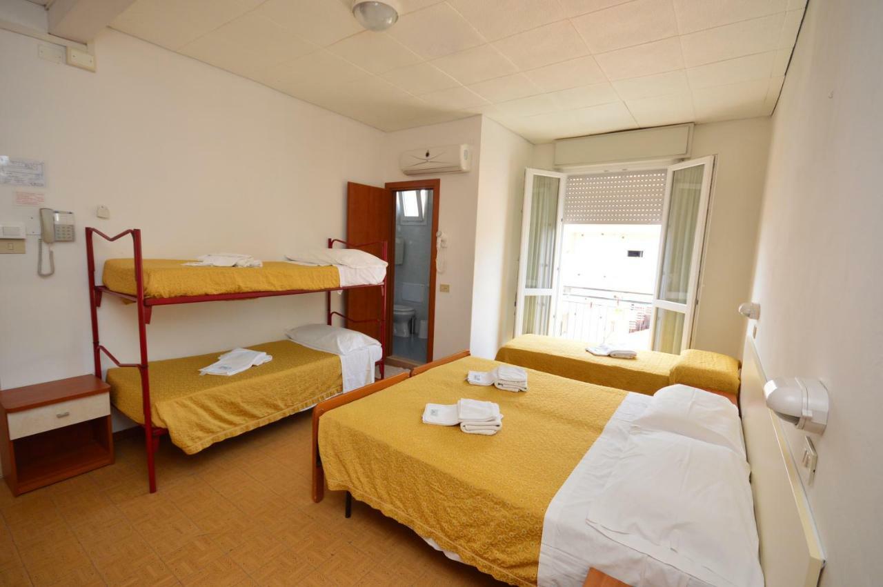 Hotel Moroni Римини Экстерьер фото