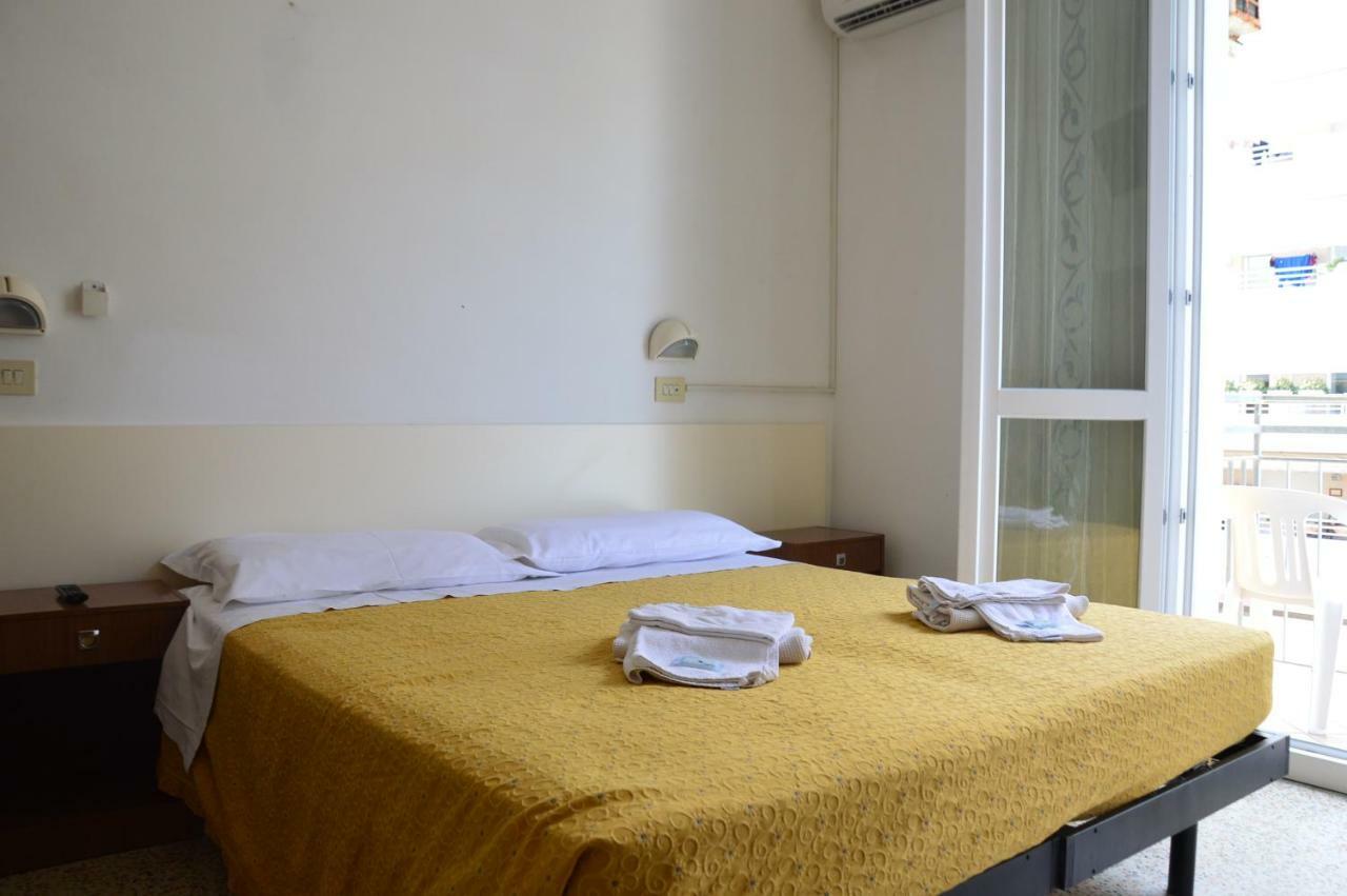 Hotel Moroni Римини Экстерьер фото