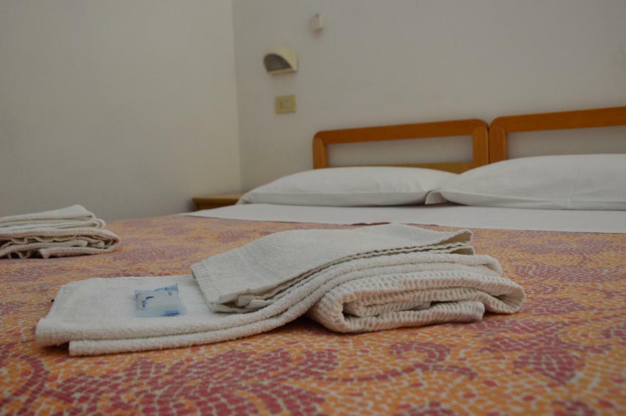 Hotel Moroni Римини Экстерьер фото