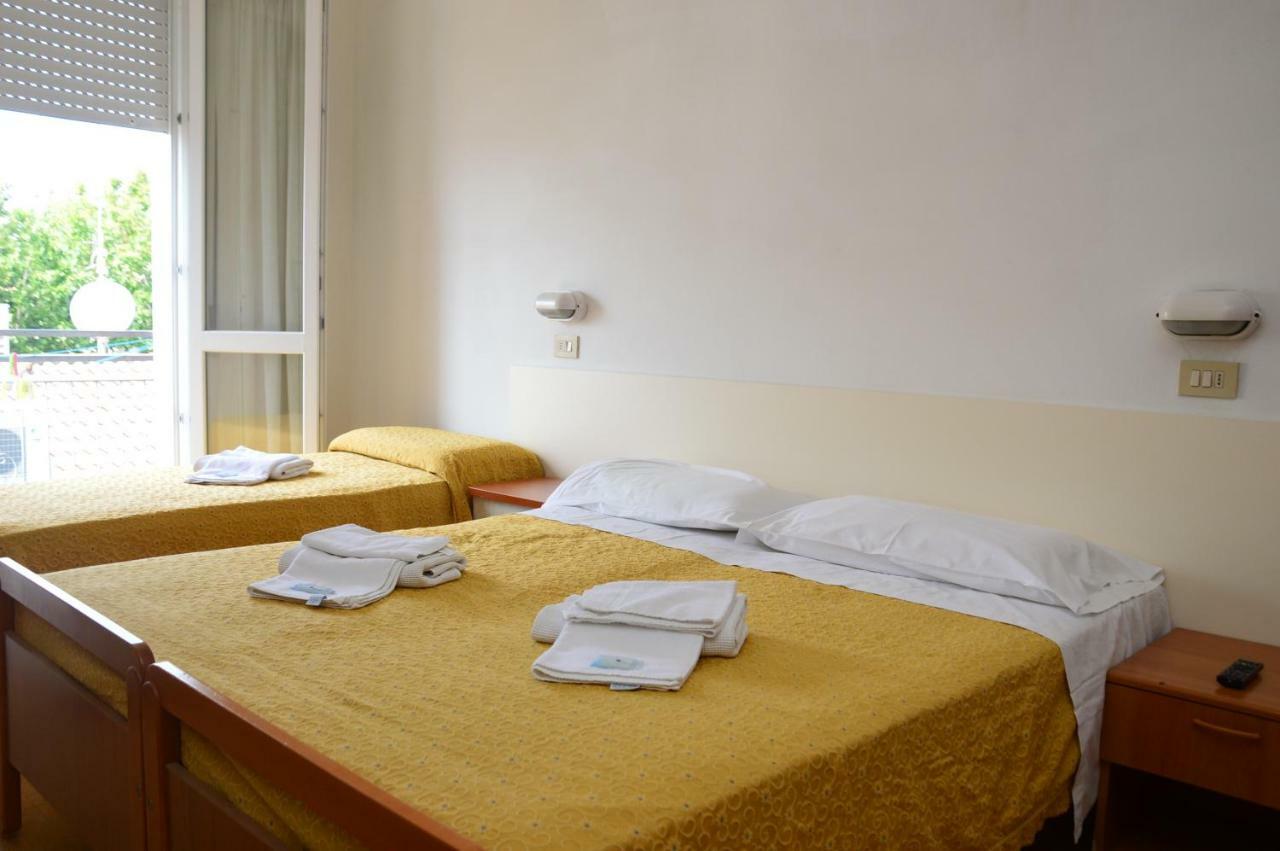 Hotel Moroni Римини Экстерьер фото